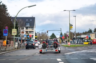 Berlin, Almanya - 27 Şubat 2020: Berlin, Almanya 'da büyük bir kavşağın önünde iki motosikletin monte edildiği bir römork.