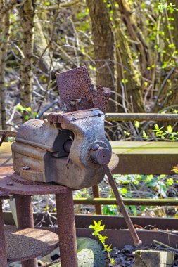 Berlin, Almanya 'da eski bir nakliye sahasında eski ve paslı bir ahlak zabıtası.