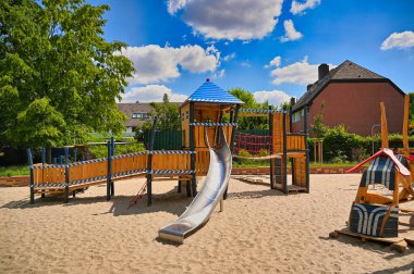 Berlin 'de halk parkında çeşitli ahşap oyun ekipmanları var..