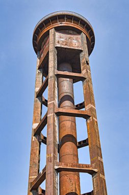 Berlin 'de eski bir nakliye sahasında tarihi çelik su kulesi..