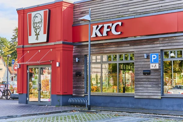 Berlin, Almanya - 3 Ekim 2020: Berlin, Almanya 'da bir KFC mağazasında sokak reklamcılığı.