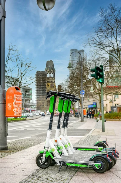 Berlín Alemania Febrero 2020 Alquiler Scooters Eléctricos Acera Del Centro — Foto de Stock