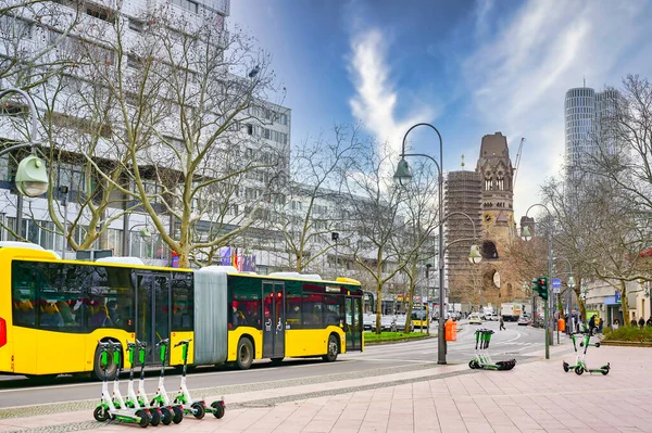 Berlín Alemania Febrero 2020 Escena Callejera Con Scooters Electrónicos Autobuses — Foto de Stock