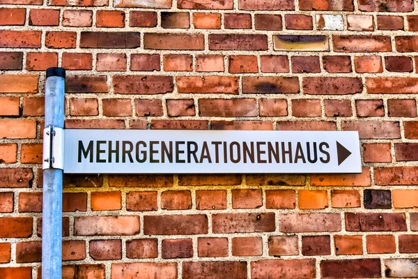 通りの標識は 高齢者と若者が一緒に住んでいる多世代の家を指しています Mhrgenerationenhausというテキストは多世代の家のためのドイツ語です — ストック写真