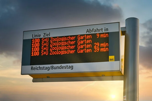 Berlin Niemcy Czerwca 2019 Zbliżenie Elektronicznego Znaku Przystanku Autobusowego Transporcie — Zdjęcie stockowe