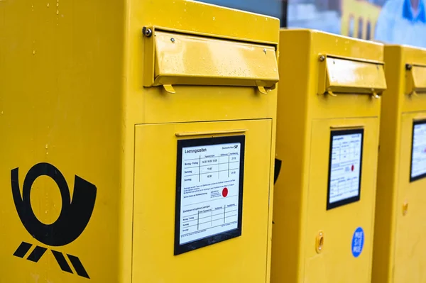 Berlin, Almanya - 5 Ekim 2019: Berlin, Almanya 'da kaldırımda üzerinde Alman Posta logosu bulunan çeşitli posta kutuları.