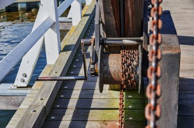 Almanya 'nın Greifswald kentindeki en eski ve işlevsel ahşap basküle köprülerinden birinin ayrıntılı görüntüsü.