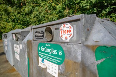 Berlin, Almanya - 19 Ağustos 2019: Yol kenarındaki bir geri dönüşüm şirketinin cam konteynırı.