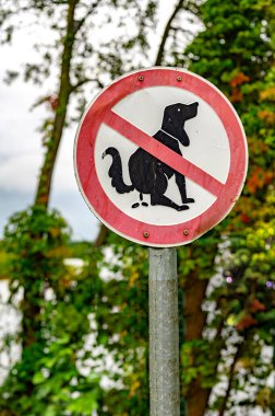 Round red and white information sign, dogs are not allowed to shit here.