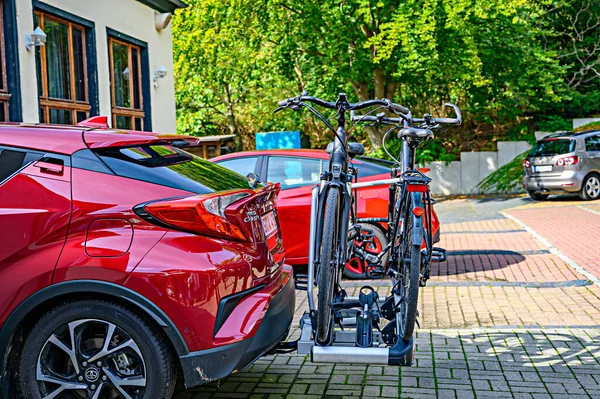 Bansin, Almanya - 14 Eylül 2019: Kıça bağlı bir motosiklet taşıyıcısı ve üzerine iki bisiklet monte edilmiş park edilmiş araba.