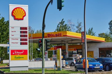 Berlin, Almanya - 17 Eylül 2020: Shell Group petrol istasyonuna fiyat tablosu ve inşaatı.