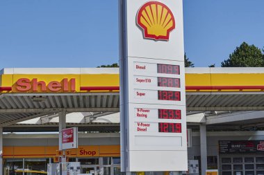 Berlin, Almanya - 17 Eylül 2020: Shell Group petrol istasyonuna fiyat tablosu ve inşaatı.
