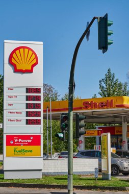 Berlin, Almanya - 17 Eylül 2020: Shell Group petrol istasyonuna fiyat tablosu ve inşaatı.