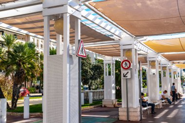 Nice, Fransa - 5 Ekim 2018: Fransa 'nın Nice kentindeki gezinti alanında bisiklet yolu ile yaya yolu arasındaki kavşağı düzenleyen trafik işaretleri. 