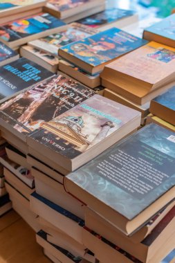 Berlin, Almanya - 22 Ekim 2018: Pek çoğu okuduktan sonra sınıflandırılan Alman kitapları kullanıldı ve istiflendi.