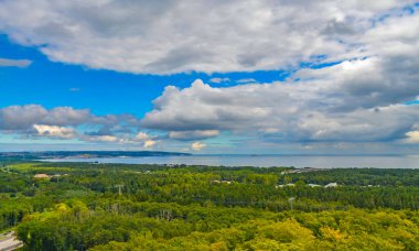 Almanya 'nın Ruegen adasındaki ormanların üzerinde dramatik bulutlar yükseliyor..
