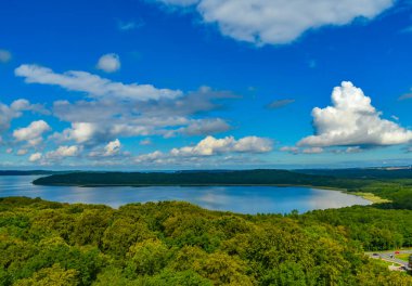 Almanya 'nın Ruegen adasındaki ormanların üzerinde dramatik bulutlar yükseliyor..