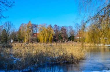 Berlin 'de, Almanya' da Lichtenrade ilçesinde saha taşlarından inşa edilmiş küçük bir köy kilisesine bakın..