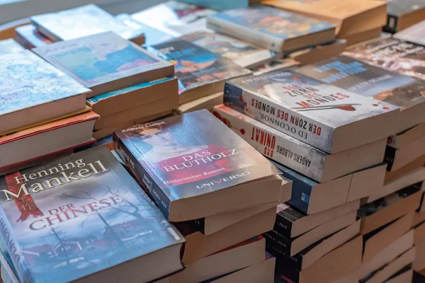 Berlin, Almanya - 22 Ekim 2018: Pek çoğu okuduktan sonra sınıflandırılan Alman kitapları kullanıldı ve istiflendi.