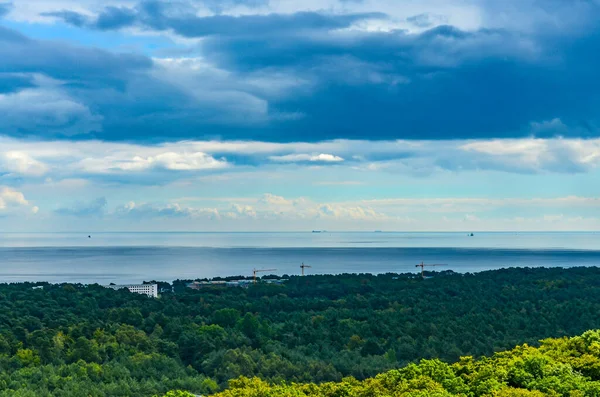 Widok Lasy Wyspie Ruegen Niemcy Dramatyczne Chmury Górujące Nad Wodą — Zdjęcie stockowe