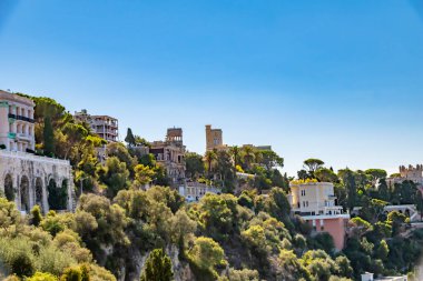 Nice, Fransa 'da tarihi binaları olan dağ yamaçları.
