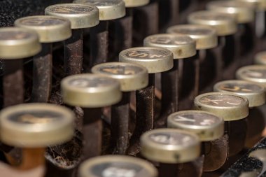 20. yüzyılda Almanya 'da yapılmış tarihi bir taşınabilir daktilonun ayrıntıları..