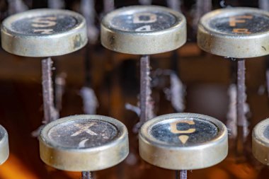 20. yüzyılda Almanya 'da yapılmış tarihi bir taşınabilir daktilonun ayrıntıları..