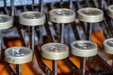 20. yüzyılda Almanya 'da yapılmış tarihi bir taşınabilir daktilonun ayrıntıları..