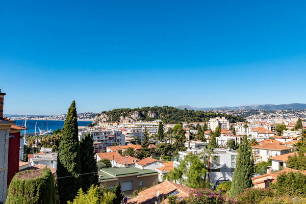 Вид с горы на район Ниццы, Франция.