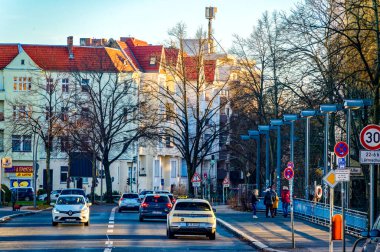 Berlin, Almanya - 28 Ocak 2024: Berlin 'de trafiğin olduğu sokak sahnesi, bir arabadan fotoğraflandı.