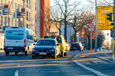 Berlin, Almanya - 28 Ocak 2024: Berlin 'de trafiğin olduğu sokak sahnesi, bir arabadan fotoğraflandı.