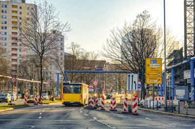 Berlin, Almanya - 28 Ocak 2024: Berlin 'de trafiğin olduğu sokak sahnesi, bir arabadan fotoğraflandı.
