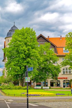 Berlin, Almanya - 13 Mayıs 2020: Berlin-Zehlendorf 'taki Meksikoplatz' daki tarihi binalarla sokak sahnesi.