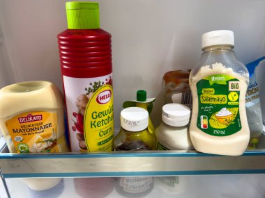 Berlin, Almanya - 18 Eylül 2025: Açık bir buzdolabındaki yiyecek manzarası.