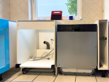 Tamamlanmamış bir mutfağın parçalarını modernleştirme projesinin bir parçası olarak göster.