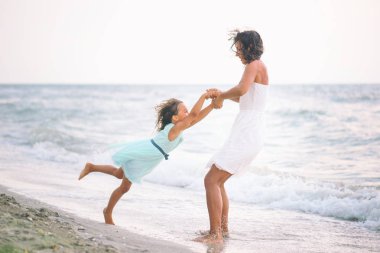 Anne ve kızı plajda eğlenmek