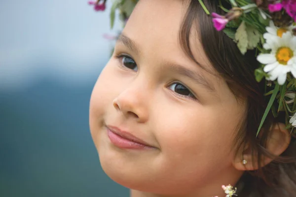 Niedliches Kleines Mädchen Lächelt — Stockfoto