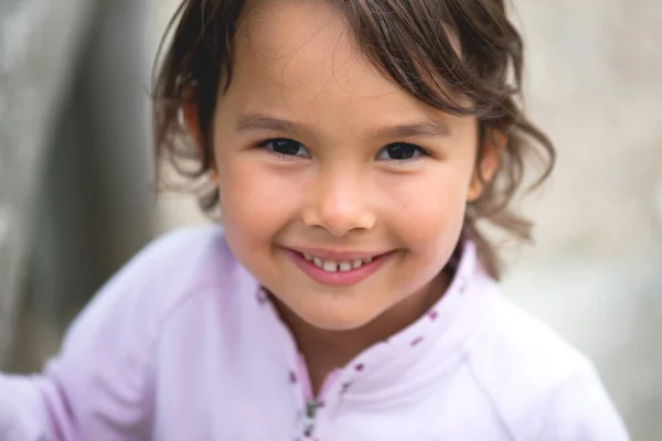 Küçük Kız Güleryüzlü Kamera — Stok fotoğraf