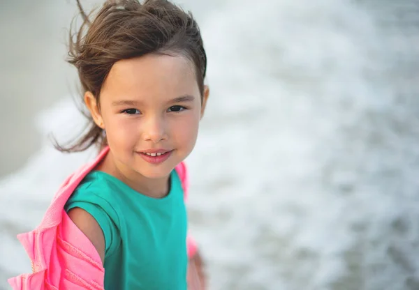 小和美丽女孩微笑和在海浪乐趣的肖像 — 图库照片