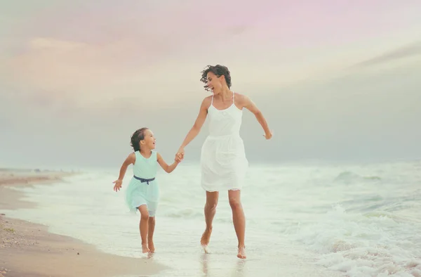 Moeder Haar Dochter Runing Plezier Het Strand — Stockfoto