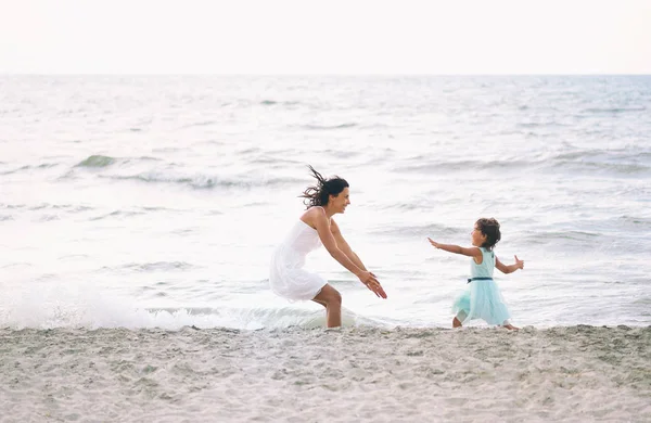 Moeder Haar Dochter Runing Plezier Het Strand — Stockfoto