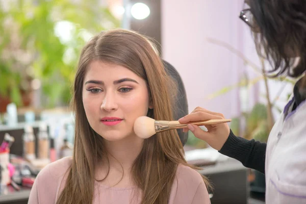 Makeupartist Tillämpa Makeup Till Modell Salong — Stockfoto