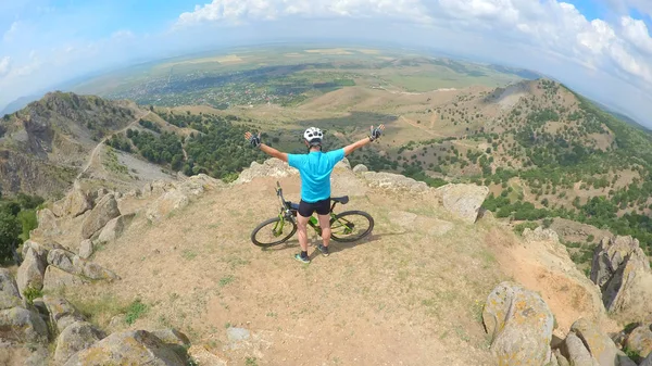 骑自行车的感觉自由在山顶上 — 图库照片