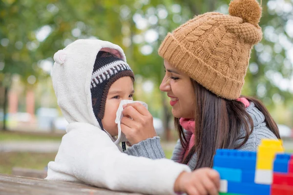 Moeder Haar Dochter Neus Waait — Stockfoto