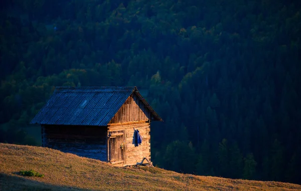 Παλιό Ξύλινο Σπίτι Στα Βουνά — Φωτογραφία Αρχείου