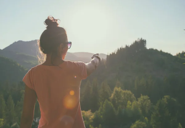 山を見ている女性 背面図 — ストック写真