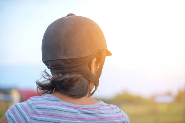 Porträtt Kvinna Som Rider Häst Bakre — Stockfoto