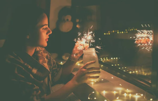 Jonge Vrouw Die Vuurwerk Thuis Lichten — Stockfoto