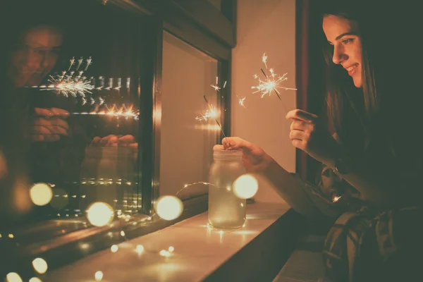 Jonge Vrouw Die Vuurwerk Thuis Lichten — Stockfoto