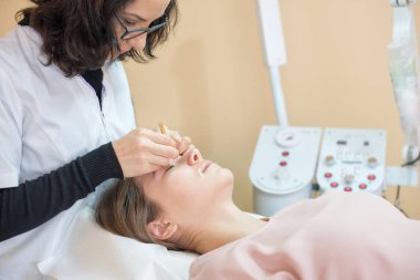 kadın profesyonel Kaş şekillendirme için salon